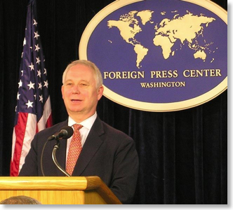 Jerry Hagstrom speaks at the Foreign Press Center