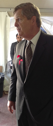 2013_1114_VilsackRibbon