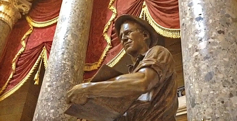2014_0410_BorlaugStatue02